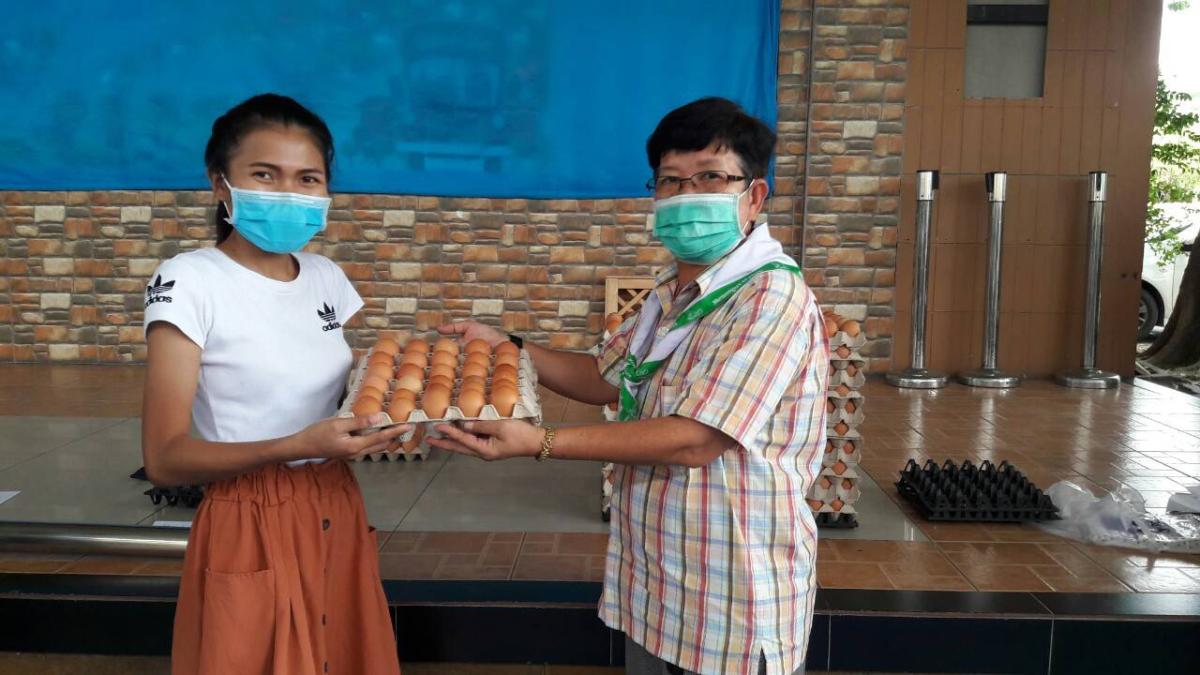 รับมอบไข่ไก่จากโรงเรียน ช่วยเหลือช่วงเชื้อไวรัสระบาด