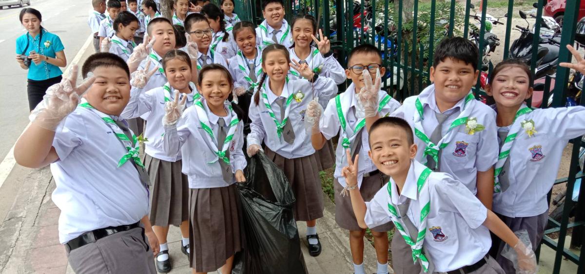 เก็บขยะในบริเวณโรงเรียน