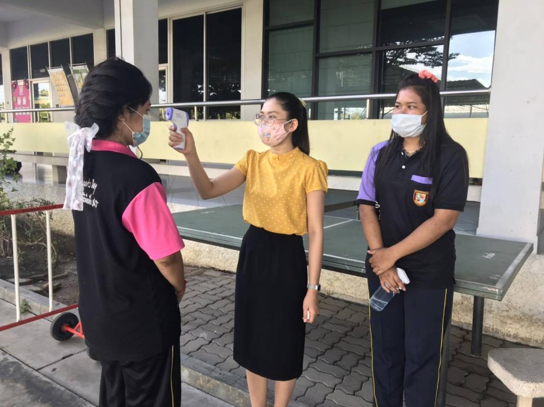 ตรวจวัดไข้นักเรียน