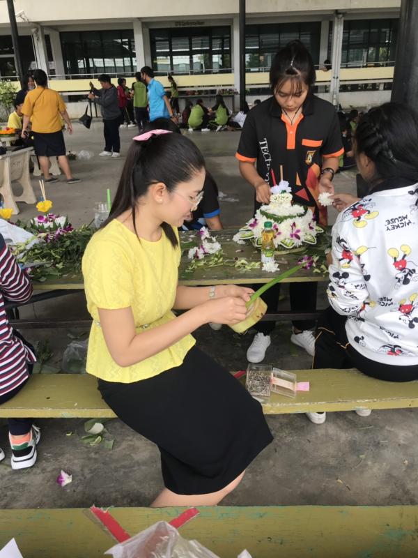 สอนนักเรียนทำกระทง