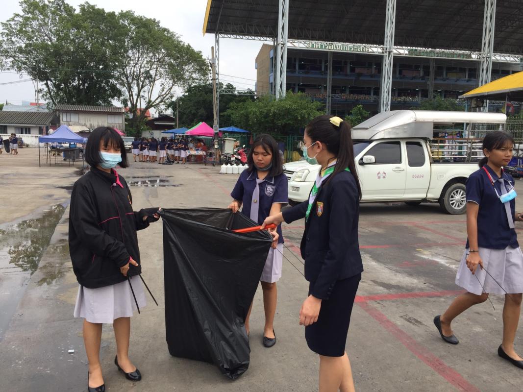 ร่วมกิจกรรมจิตอาสาเก็บขยะบริเวณลานวัด