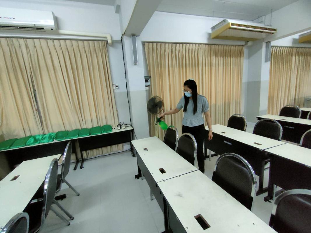 ช่วยฉีดพ่นน้ำยาฆ่าเชื้อในห้องเรียน