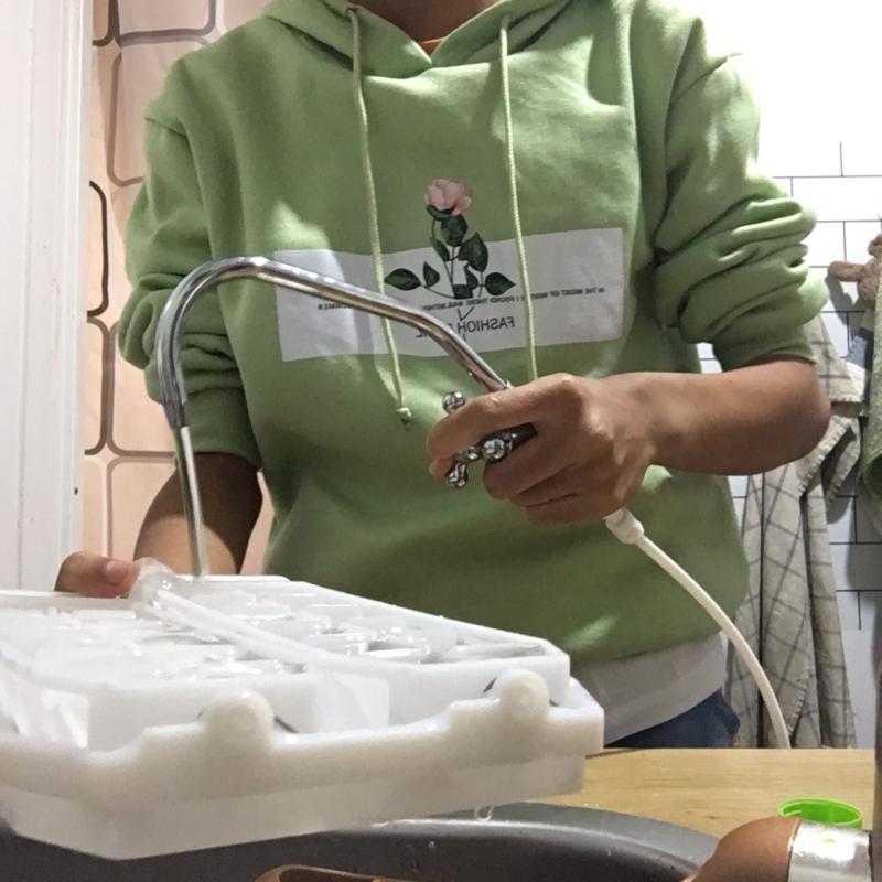 ช่วยย่าทำน้ำแข็ง