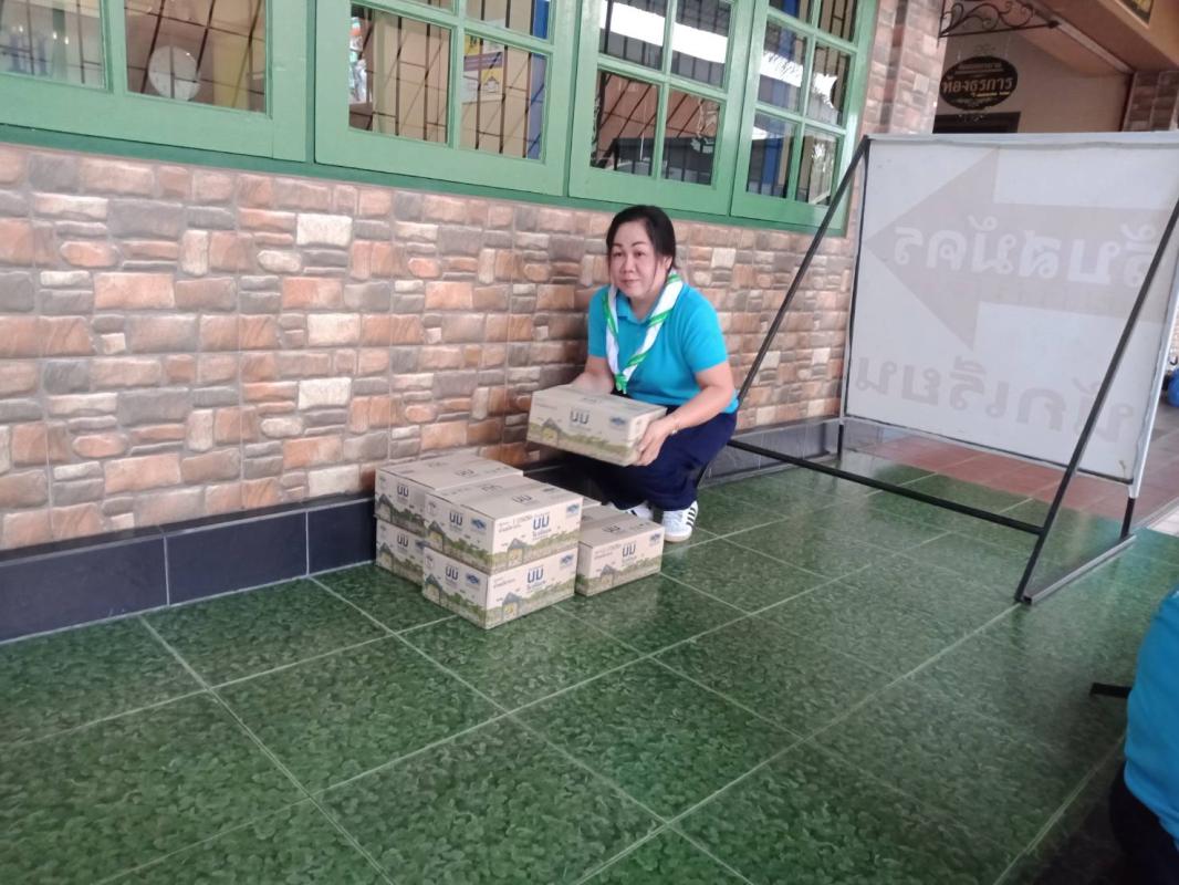 แจกนมให้นักเรียน