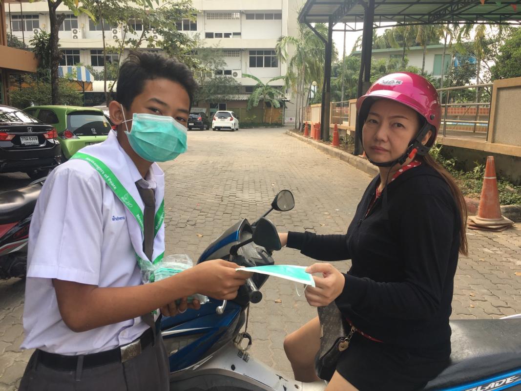 แจกหน้ากากอนามัย  เพื่อใส่ป้องกันฝุ่น PM 2.5