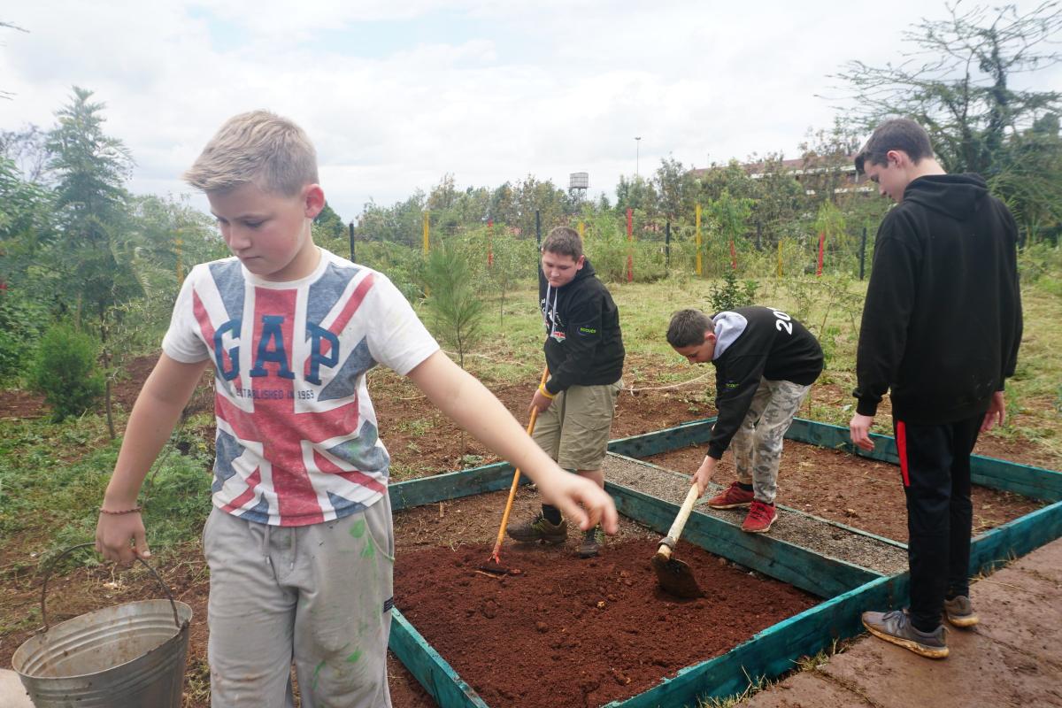 8 jeunes Scouts britanniques aident à améliorer les conditions de vie au Kibera Scout Office