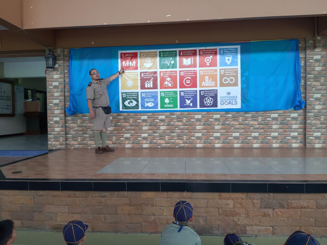 จิตอาสา ติดป้าย SDG ให้ความรู้กับนักเรียน