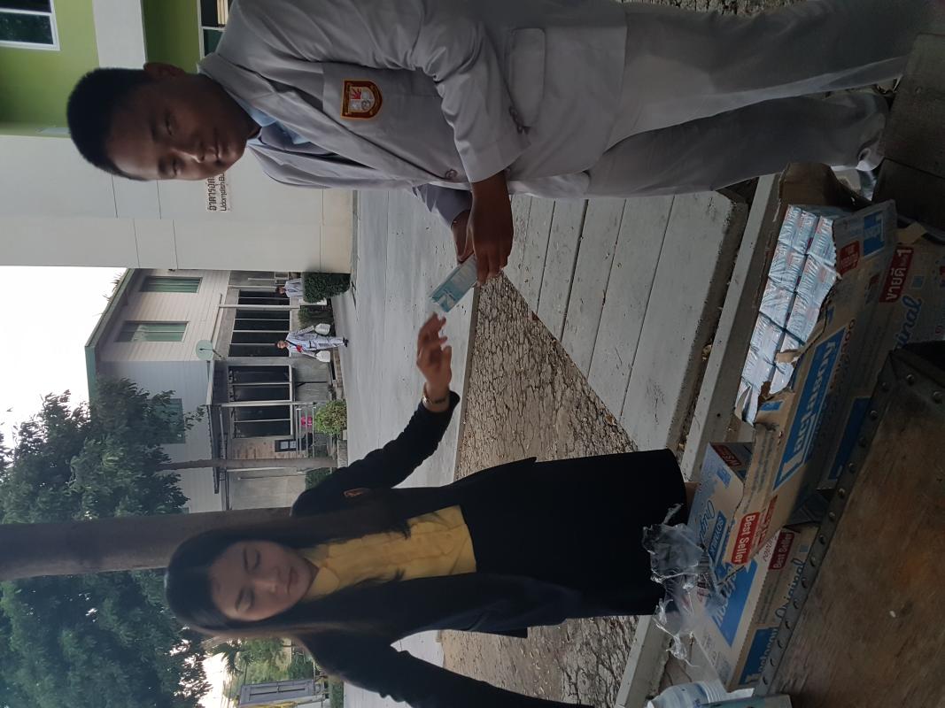 ช่วยแจกอาหารให้นักเรียนที่เข้าร่วมกิจกรรมศึกษาดูงาน