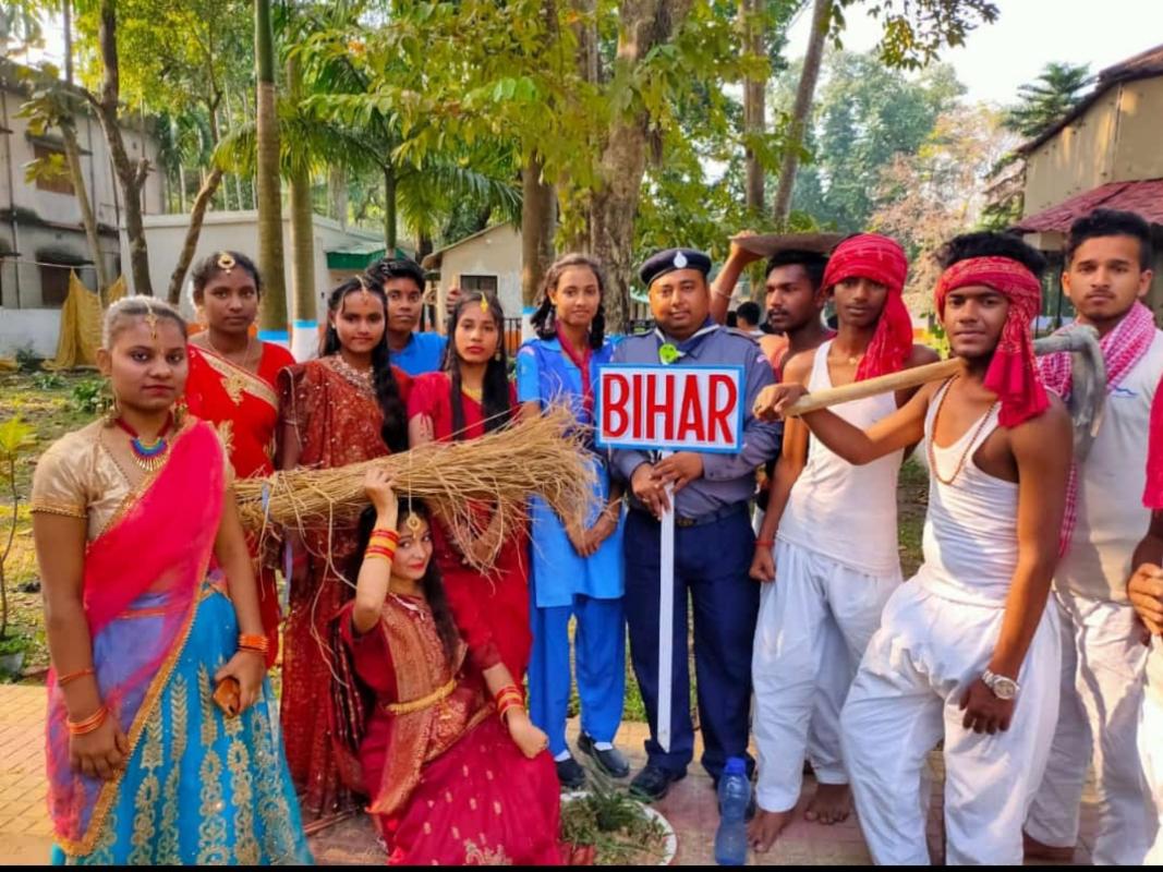 नेशनल इंटीग्रेशन कैम्प में झांकी प्रस्तुत किया।