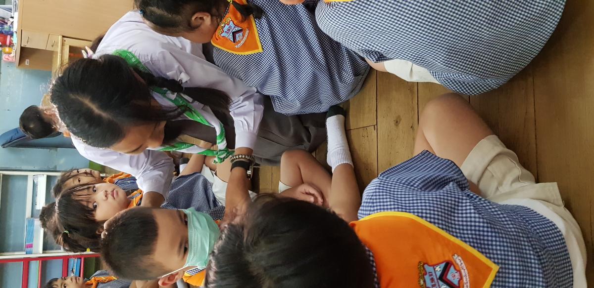 พี่สอนน้องใช้ผ้าปิดปาก