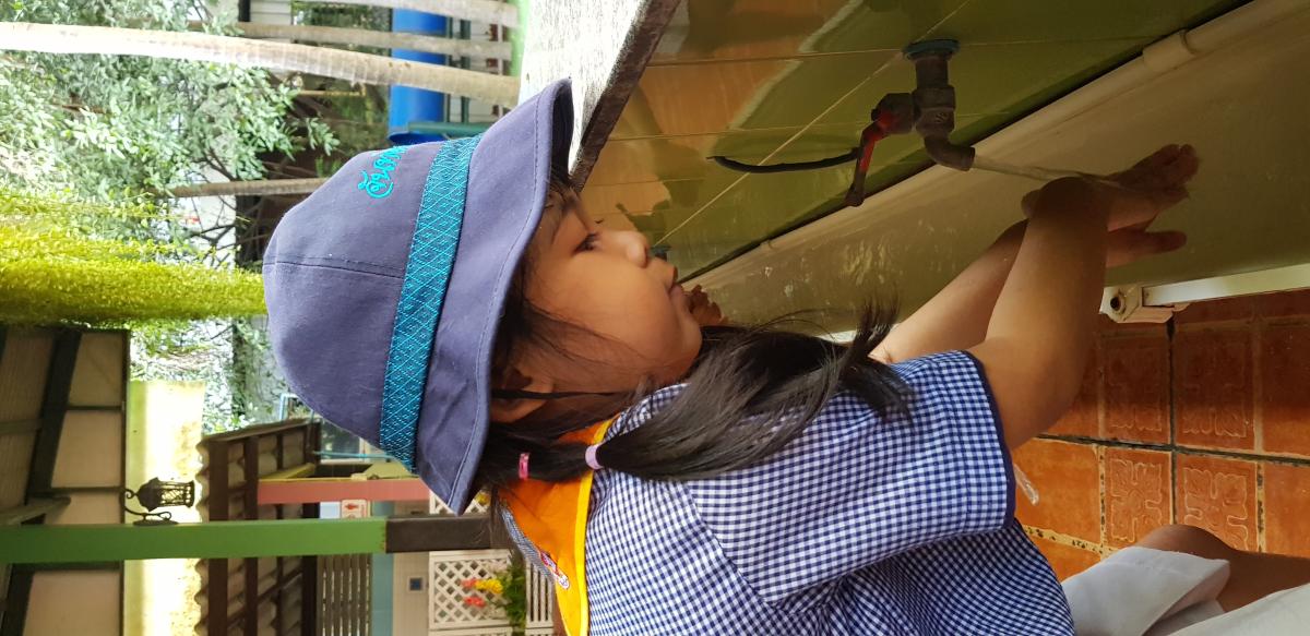 ฝึกวิธีการล้างมือโดยให้เด็กปฏิบัติจริง