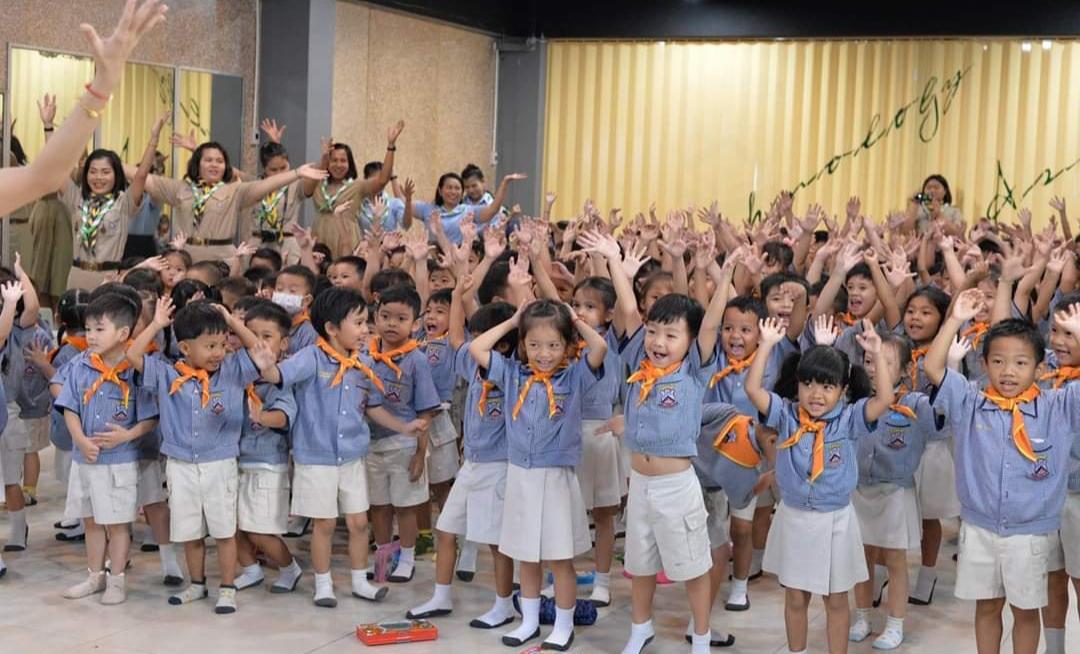กิจกรรมการสอนนักเรียนชั้นอนุบาลเต้นเพลงmessengers of peace