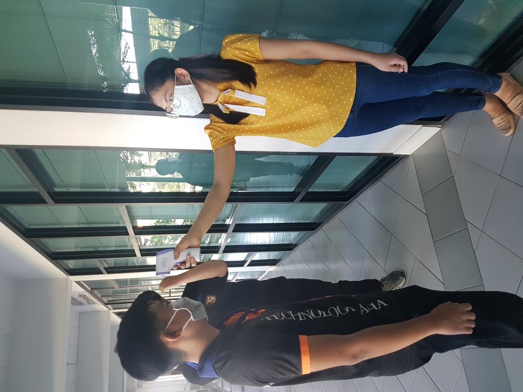 ช่วยวัดไข้นักเรียนที่เข้าร่วมกิจกรรม