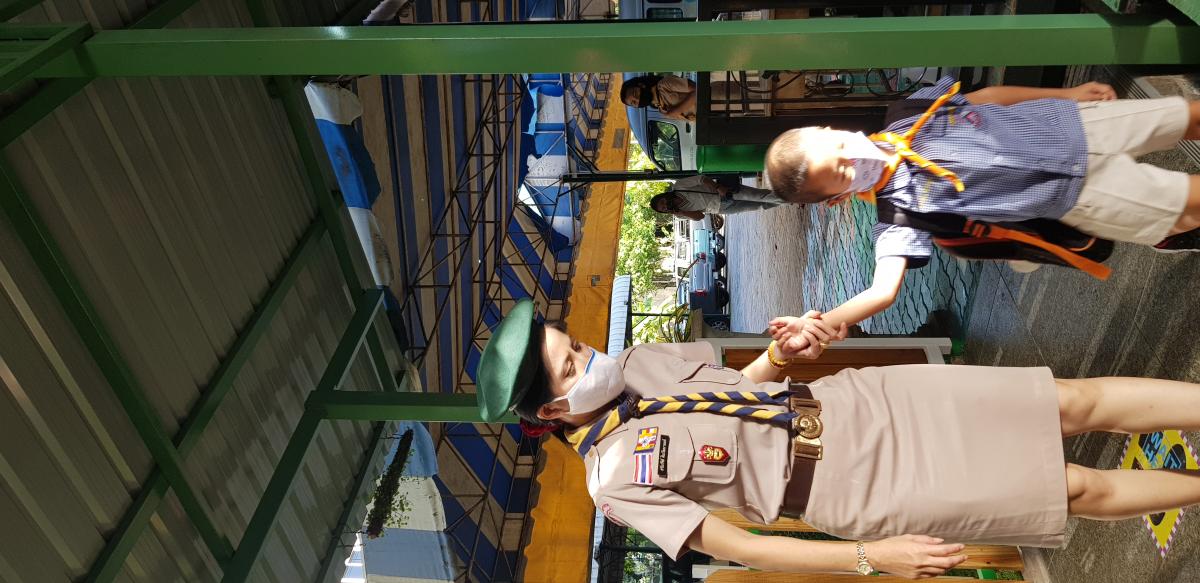 รับนักเรียนตอนเช้า