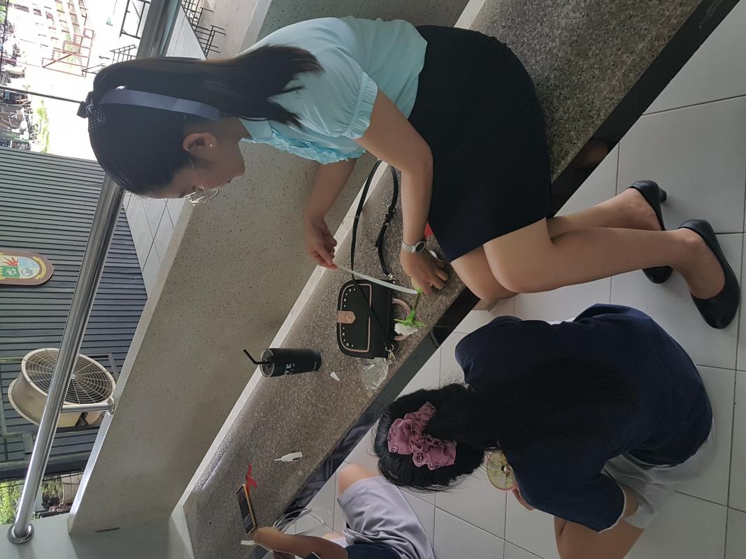 สอนนักเรียนประดิษฐ์ดอกไม้วันแม่