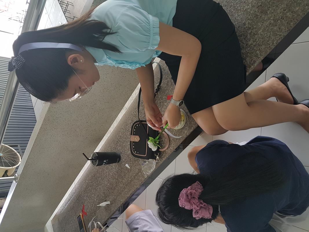 สอนนักเรียนทำดอกมะลิวันแม่