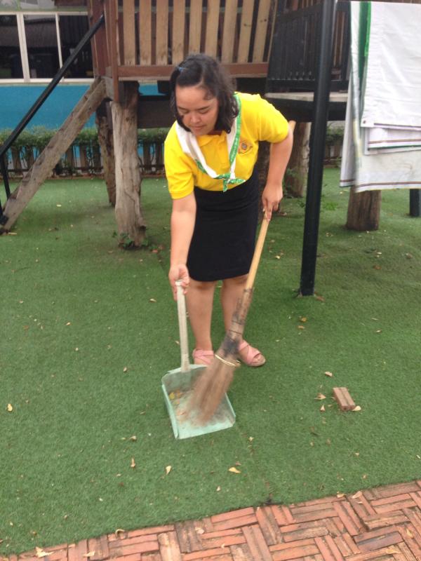 กวาดเศษใบไม้