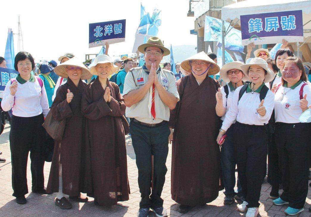 與靈鳩山的法師合影