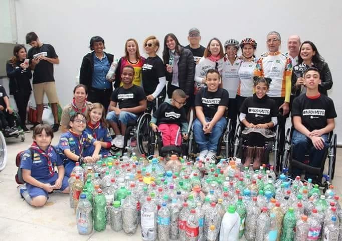 Lacres de latinhas se transformam em cadeiras de rodas.