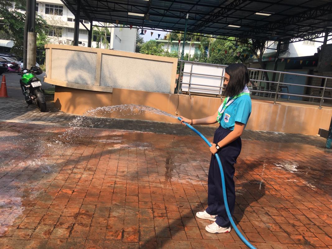 บำเพ็ญประโยชน์ ฉีดน้ำพื้นที่กลางแจ้งลดฝุ่น