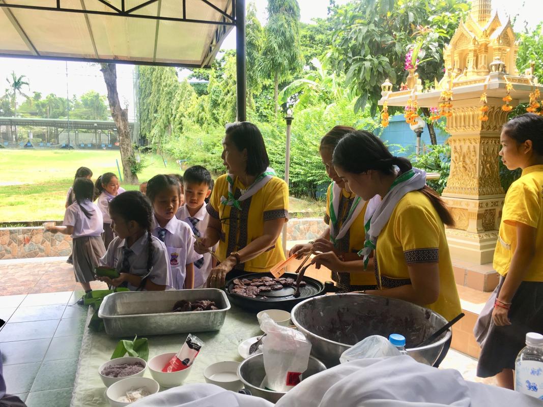 จิตอาสา ทำขนมไทยให้นักเรียนทาน