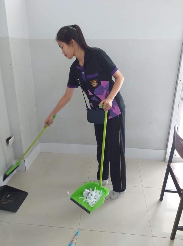 กวาดขยะในห้องเรียน