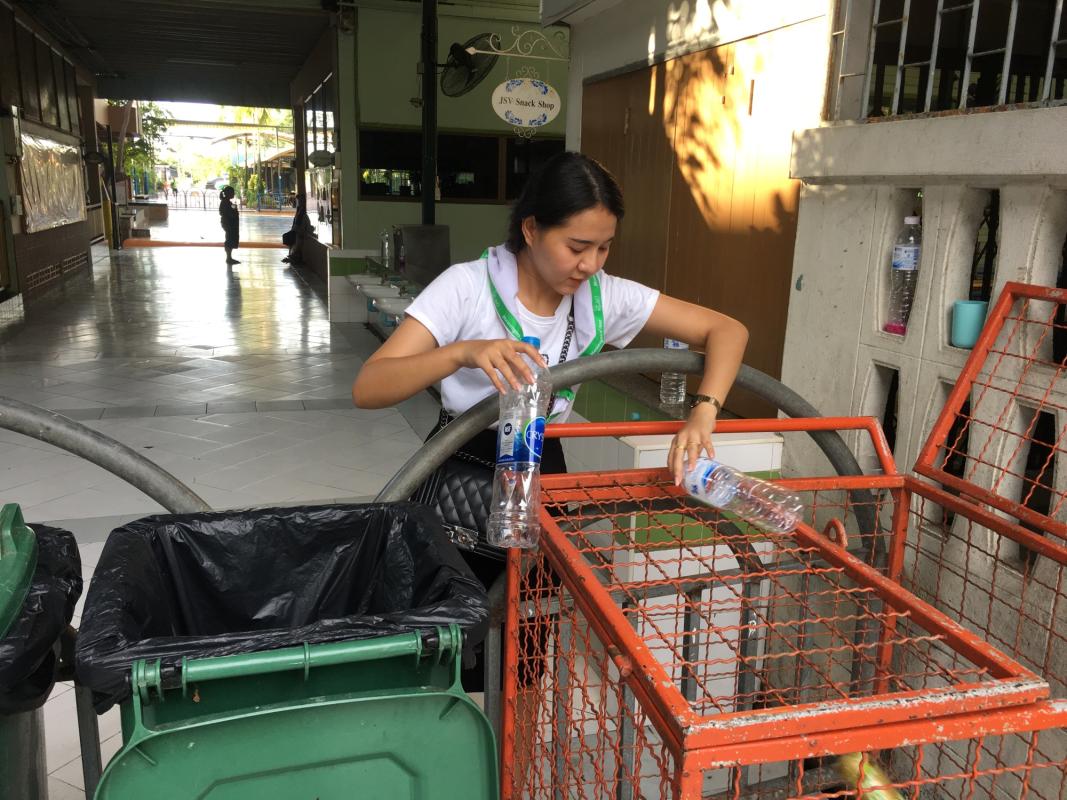 บำเพ็ญประโยชน์ แยกขวดพลาสติก