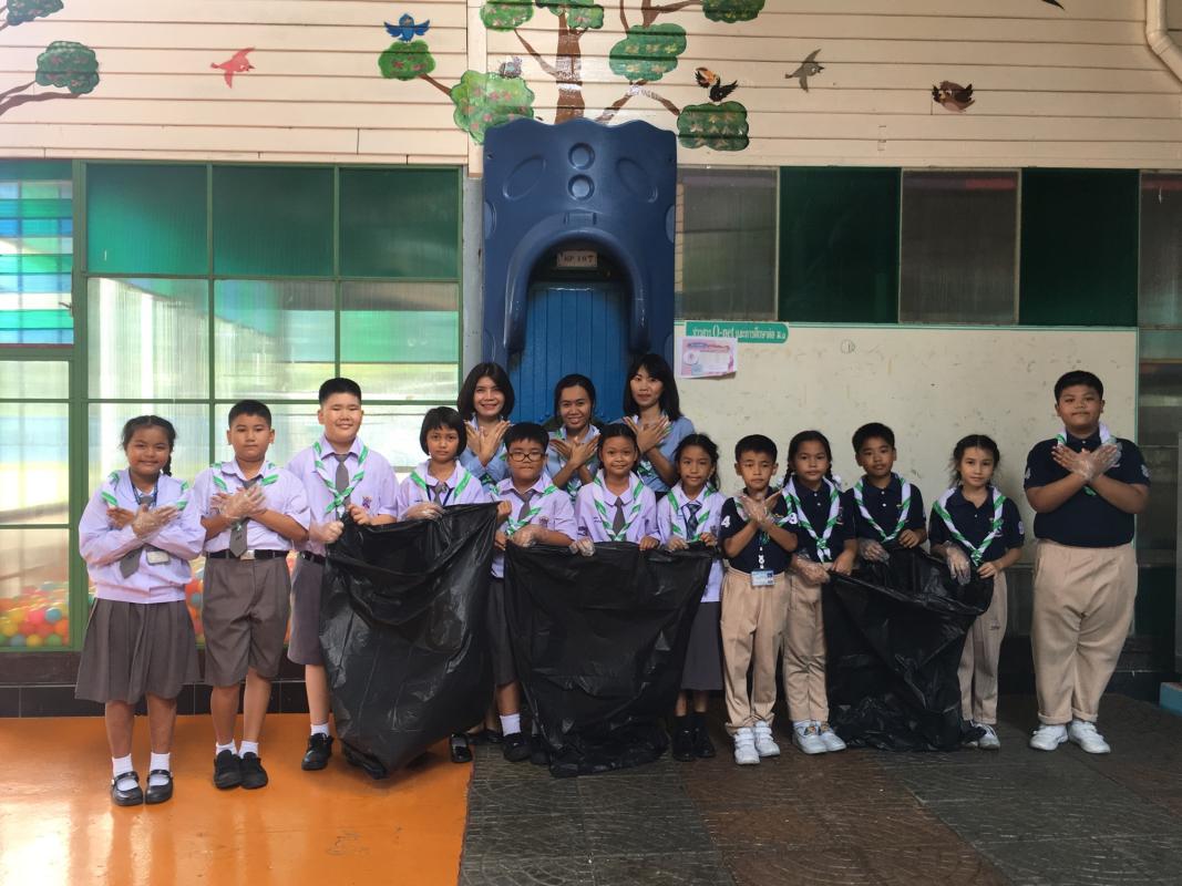 เก็บขยะบริเวณเลียบคลอง