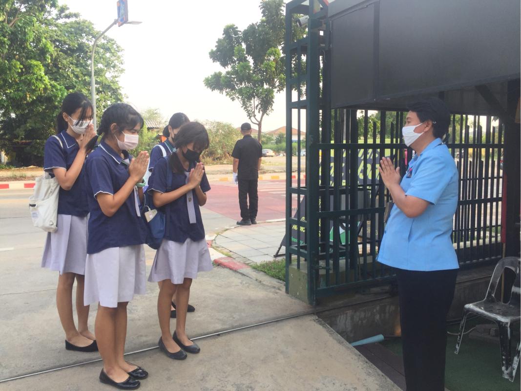 ดูแลนักเรียนตอนเช้า