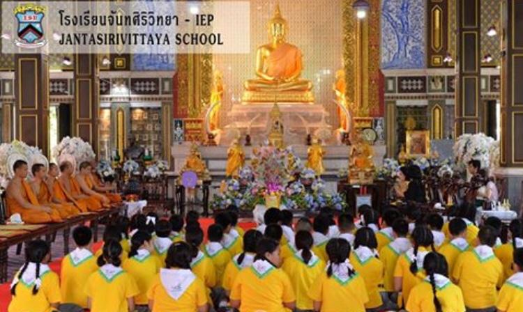 ลูกเสือถวายเทียนพรรษาและทำจิตอาสาบริเวณวัด