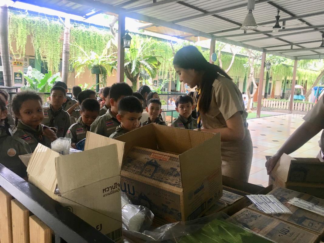 จิตอาสา ช่วยแจกนมให้นักเรียน