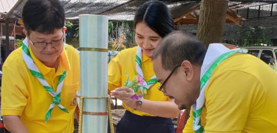 จิตอาสา ตกแต่งเทียนจำนำพรรษา