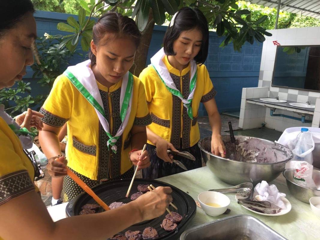 จิตอาสา ทำขนมให้นักเรียนทาน