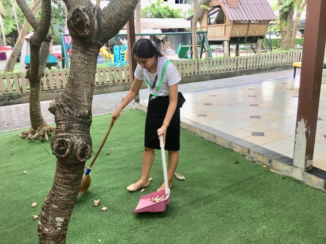 บำเพ็ญประโยชน์ กวาดใบไม้