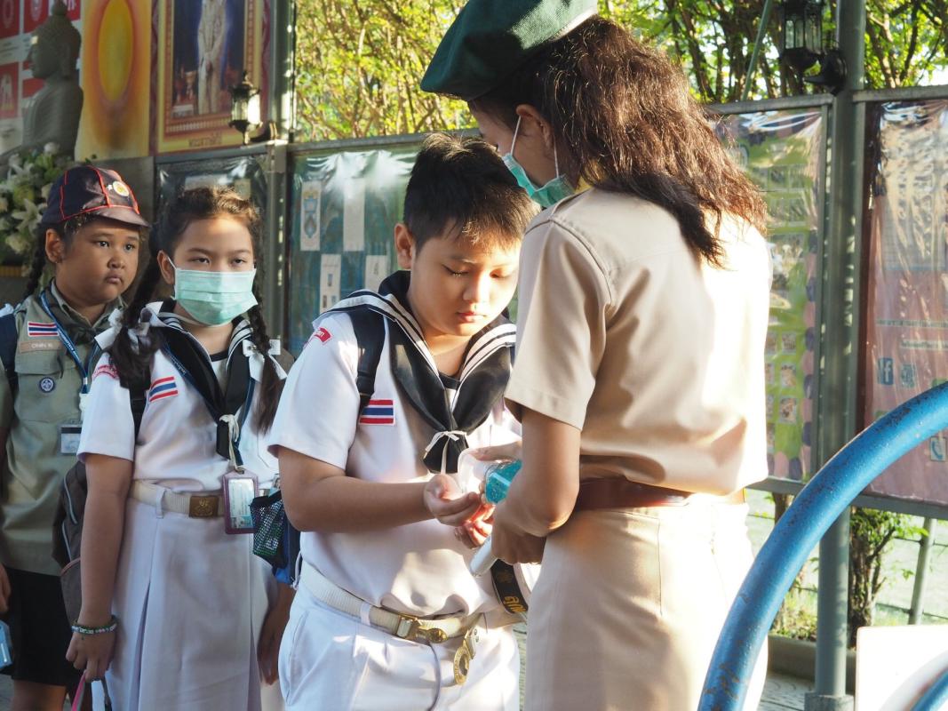 จิตอาสาแจกเจลล้างมือให้เด็กนักเรียน 