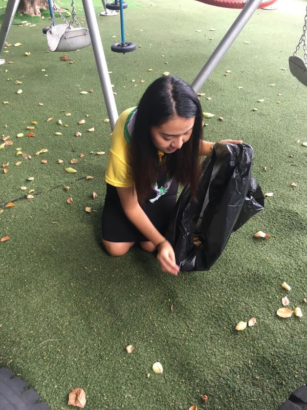 จิตอาสา เก็บใบไม้สนามเด็กเล่น