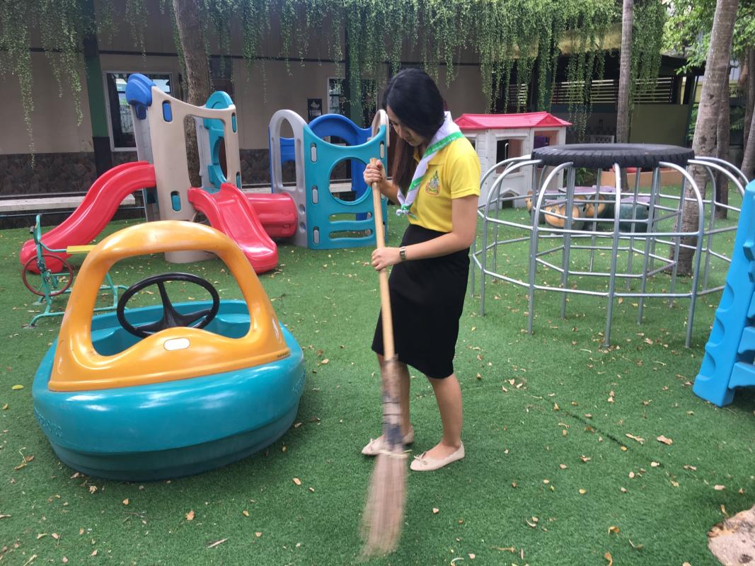 บำเพ็ญประโยชน์ กวาดสวนธรรมชาติ