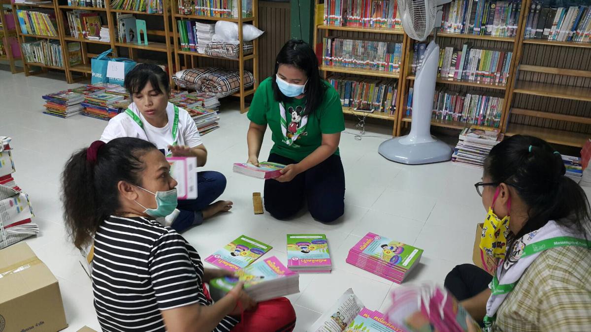 จิตอาสาช่วยคัดแยก และจัดหนังสือให้แก่นักเรียน