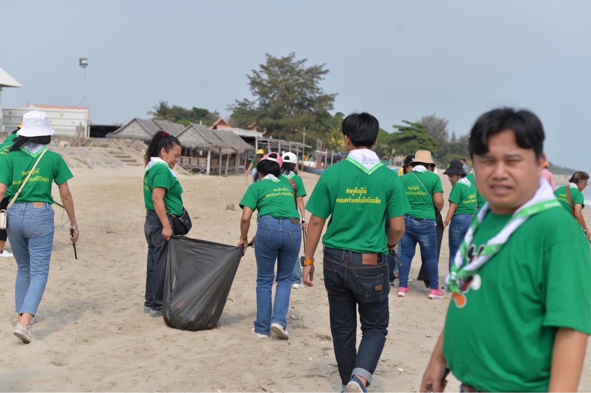 ร่วมบำเพ็ญประโยชน์เก็บขยะชายหาดทะเลหาดเจ้าสำราญจังหวัดเพชรบุรี
