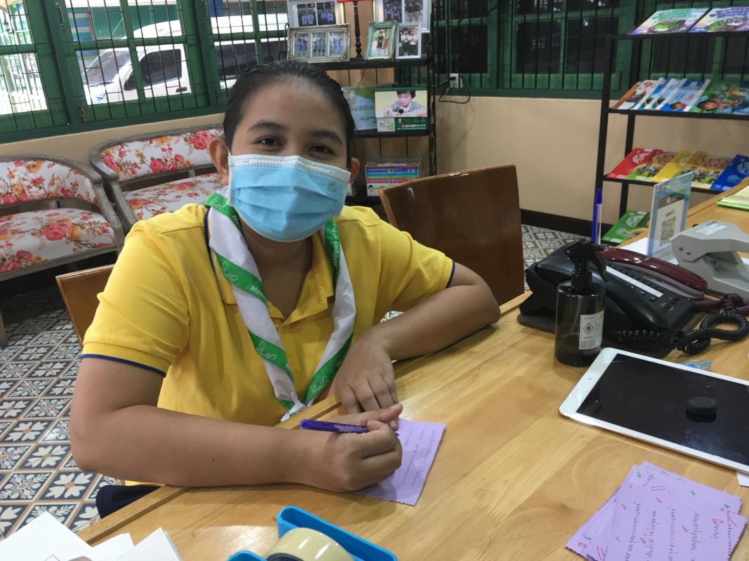 เขียนการ์ดส่งเป็นกำลังใจให้บุคลากรทางการแพทย์