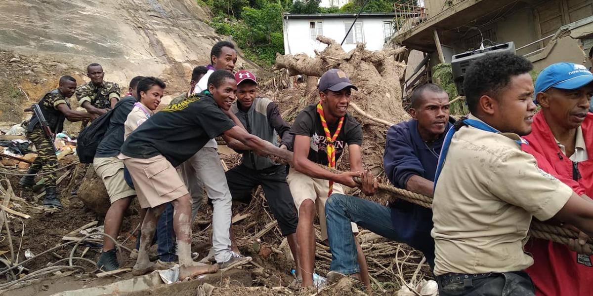 A Madagascar, les scouts se joignent aux secours suite à un éboulement mortel