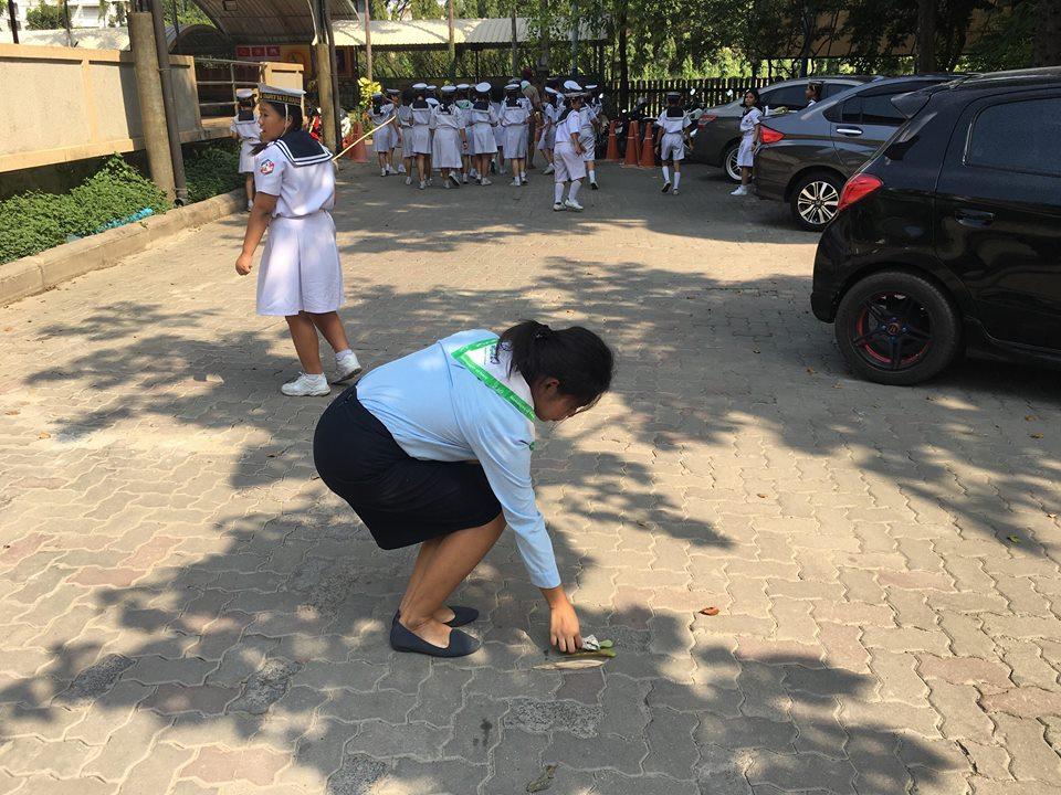 บำเพ็ญประโยนช์ เก็บขยะบริเวณโรงเรียน