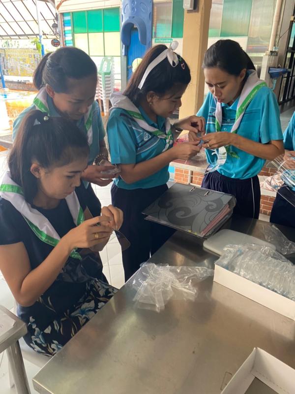 จิตอาสาร่วมกันทำหน้ากาก