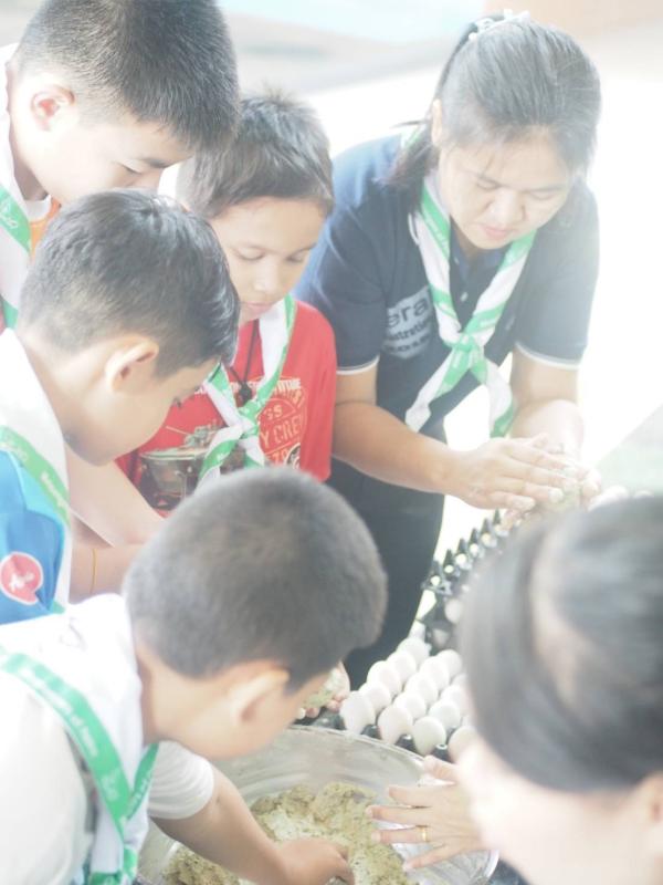 จิตอาสาทำไข่เค็มสมุนไพร