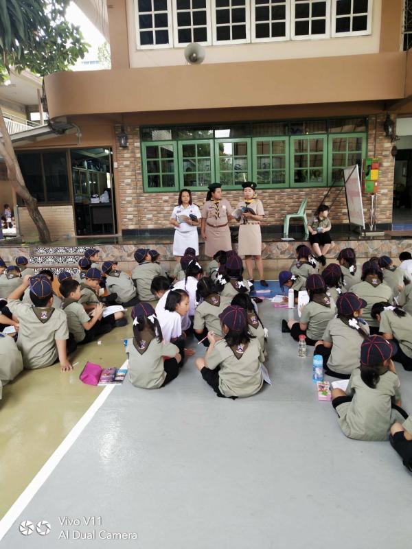 ผู้กำกับลูกเสือสอนลูกเสือเนตรนารี