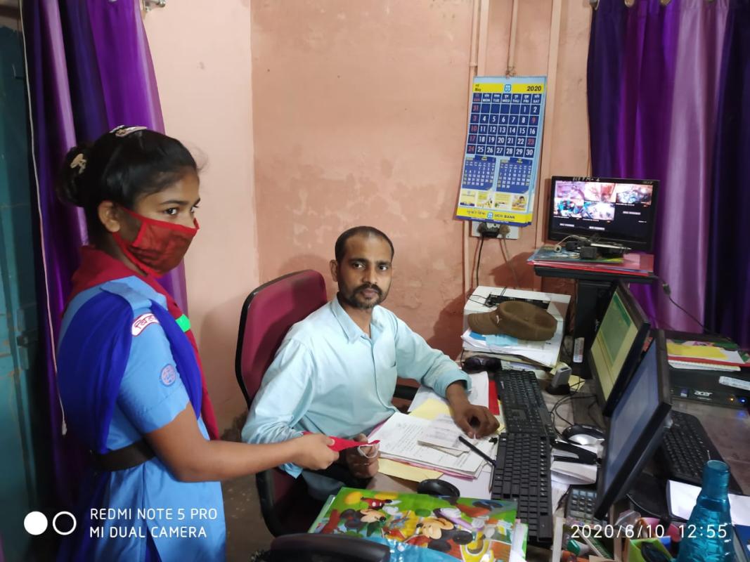 स्काउट गाइड के द्वारा मास्क वितरण किया गया।