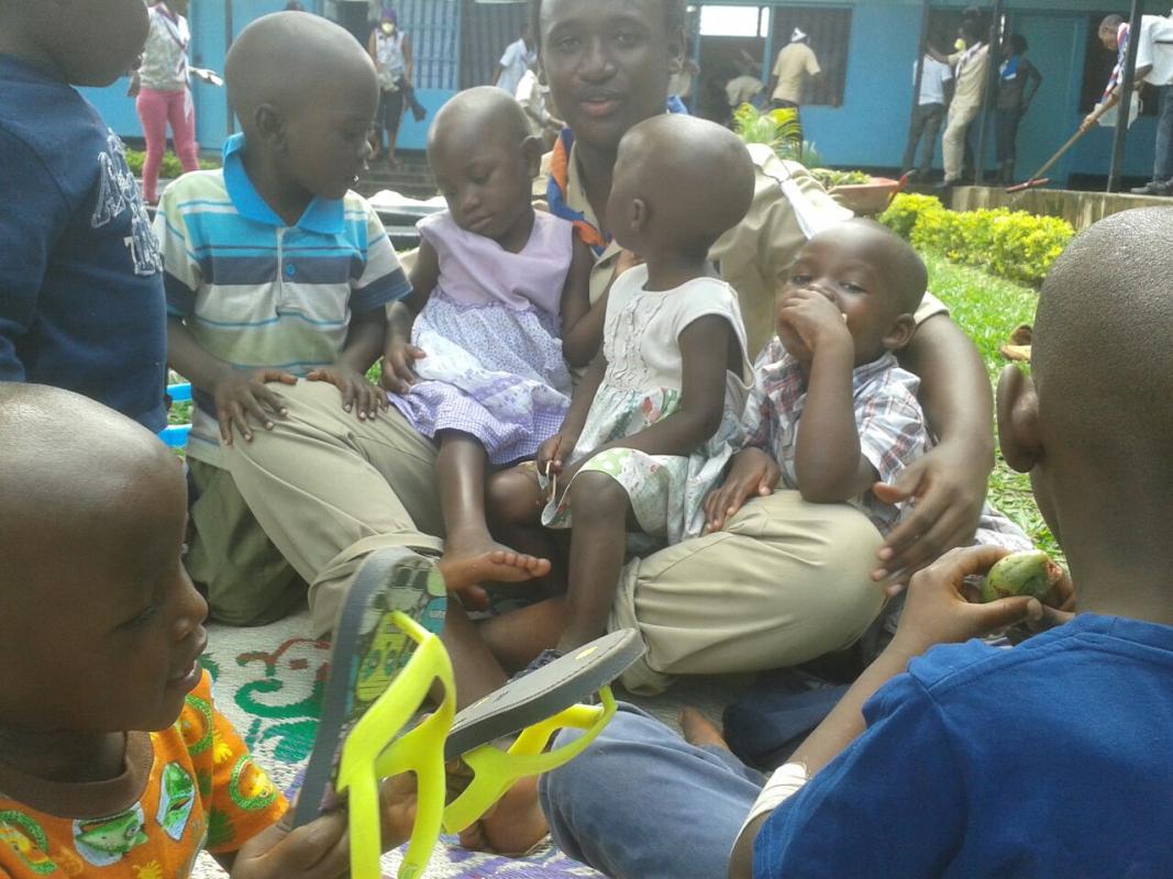Partage  de Noel des scouts du groupe Lacolombe avec les efants Orphelins 