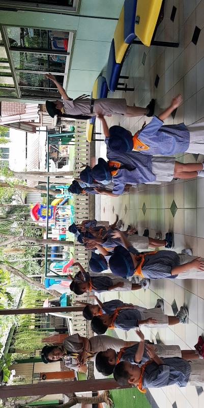 สอนลูกเสือให้รู้จัก ซ้าย-ขวา