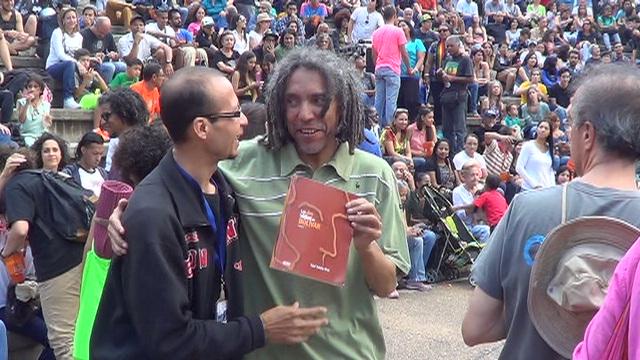 Entrega del libro –“Las Dos Vidas de Bolívar”, con motivo de los 30 años de la agrupación musical ONICE. Comunidad de Caricuao, ciudad del reggae