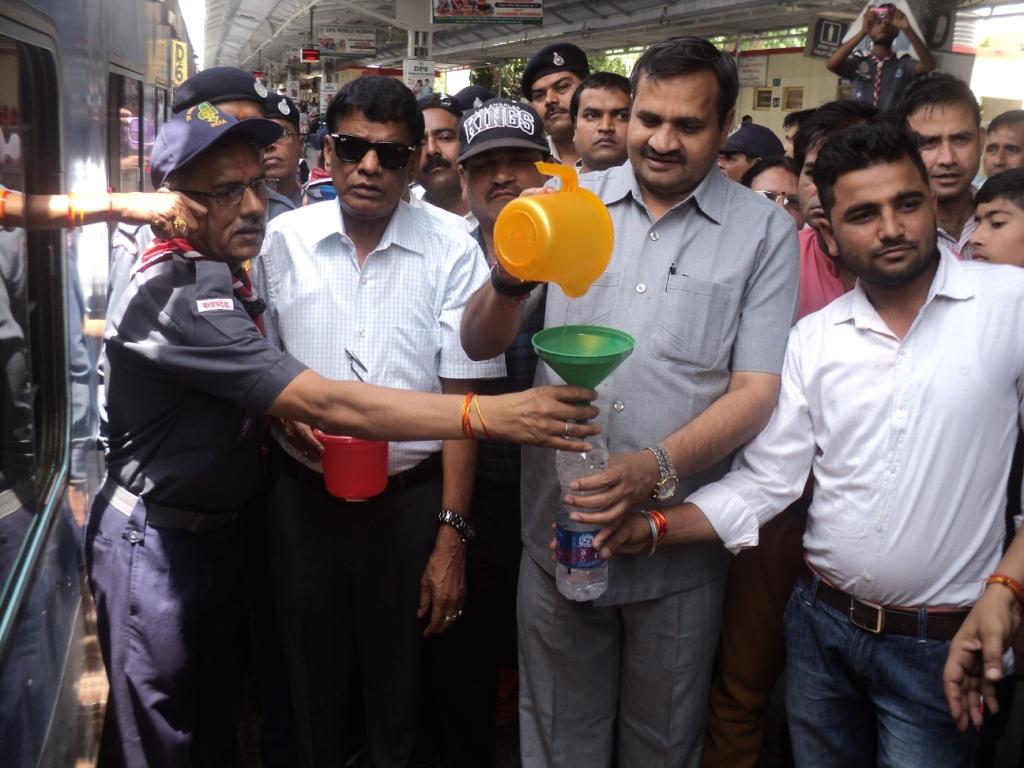  स्काउट गाइड की जल सेवा शुरू